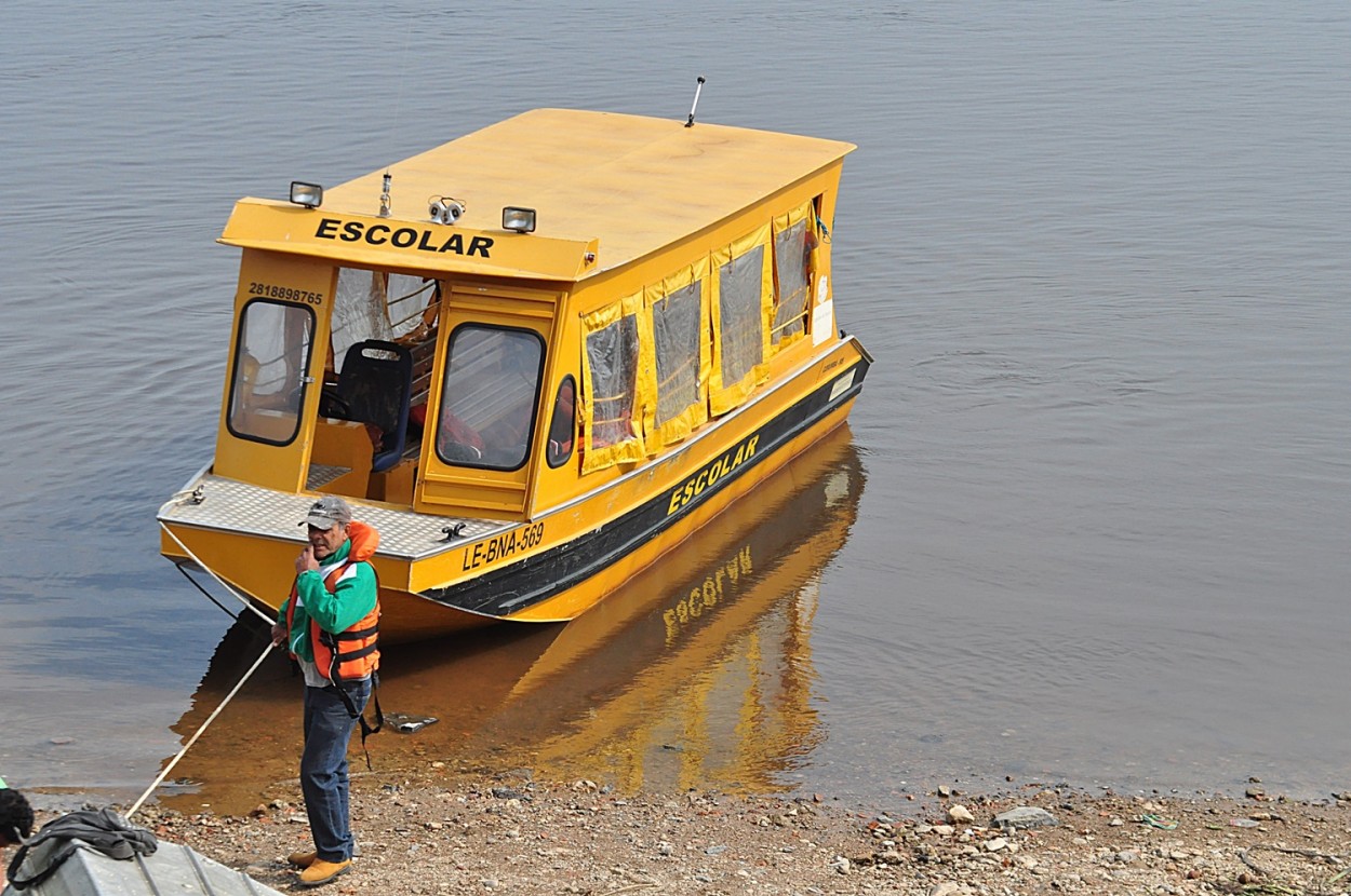 "O barco escolar, as margens do Rio Paraguai......" de Decio Badari