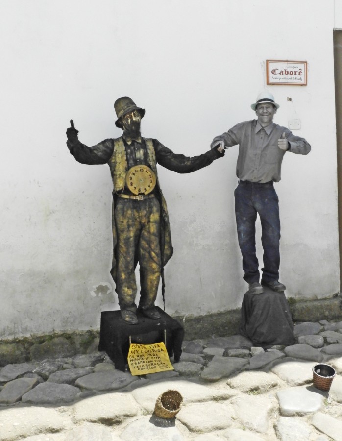 "Os agradecimentos das ` estatuas vivas `" de Decio Badari