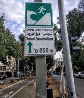 Tel Aviv. carteles que indican direccion de huida