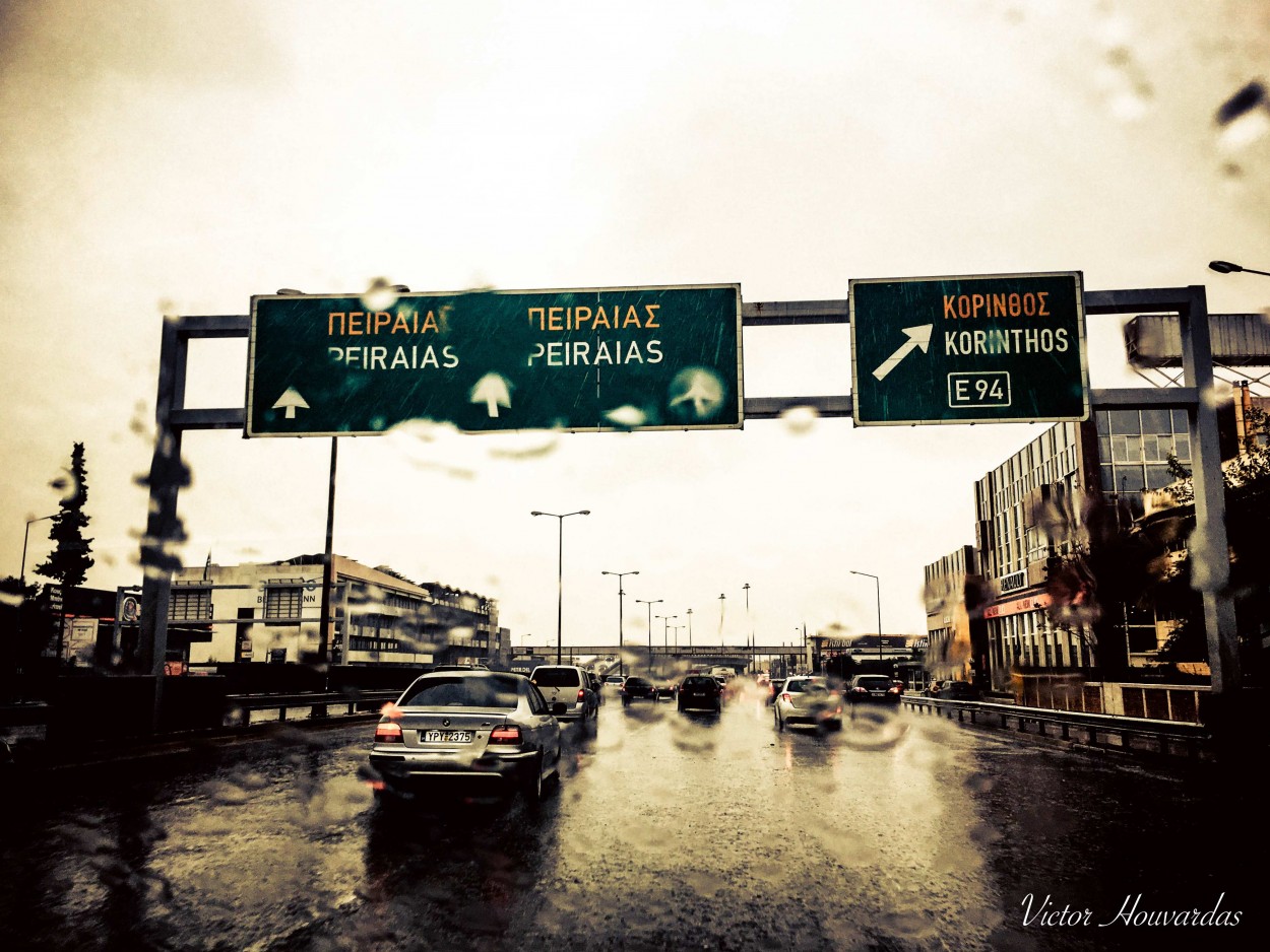 "autopista bajo la lluvia" de Victor Houvardas
