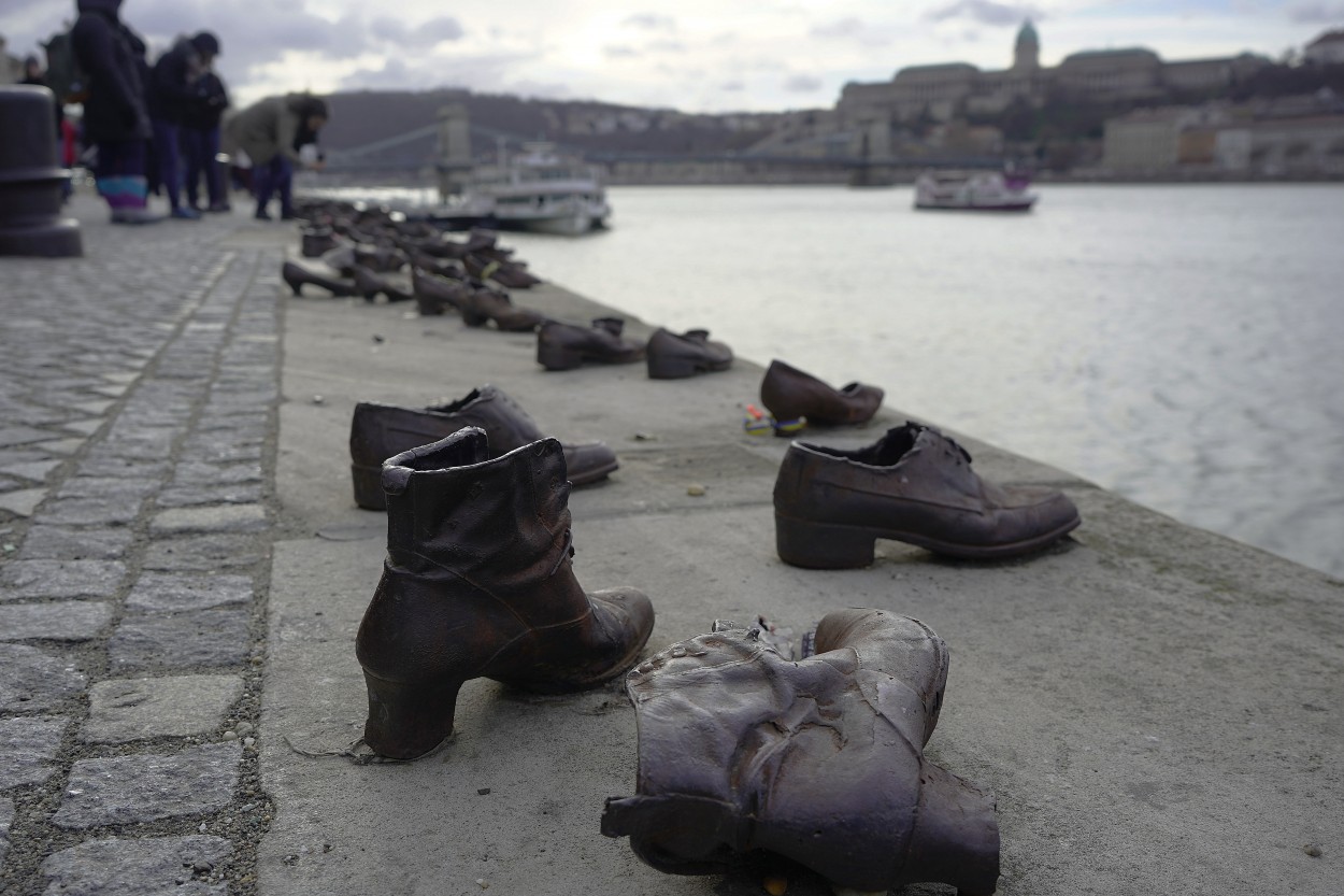 "Los zapatos del Danubio!!" de Sergio Valdez