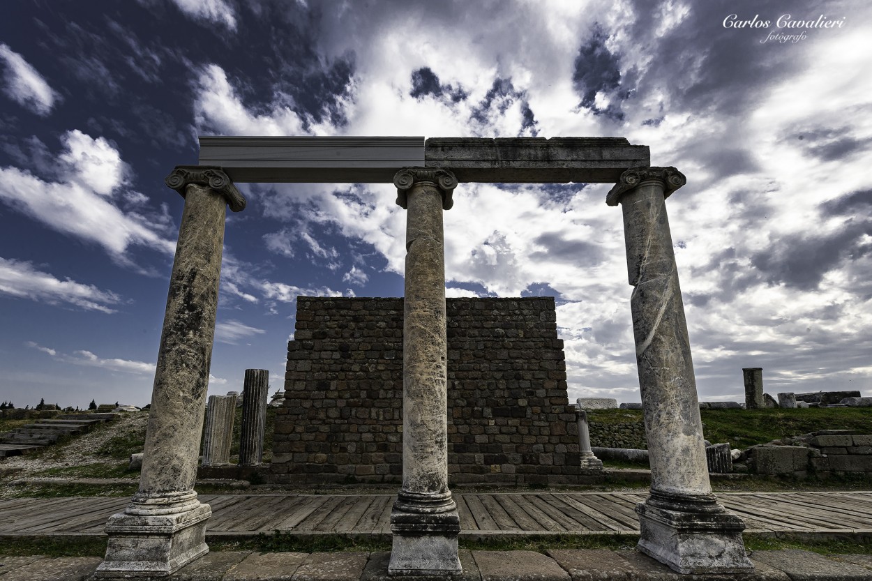 "Ruinas del templo de Artemis en Efeso." de Carlos Cavalieri