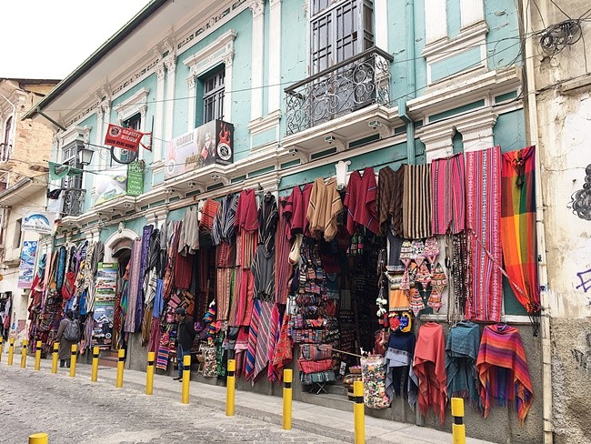 "O colorido comercio de rua em La Paz, Bolvia." de Decio Badari