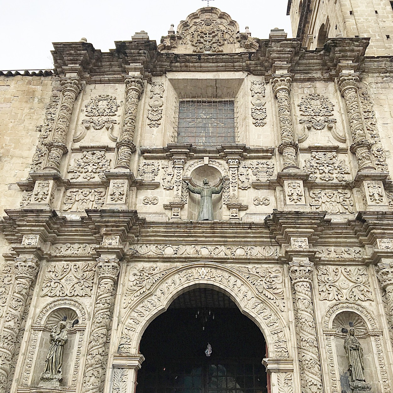 "Arquitetura e estilo barroco andino em La Paz." de Decio Badari