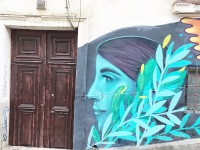 Um grafite andino ao lado da porta barroca