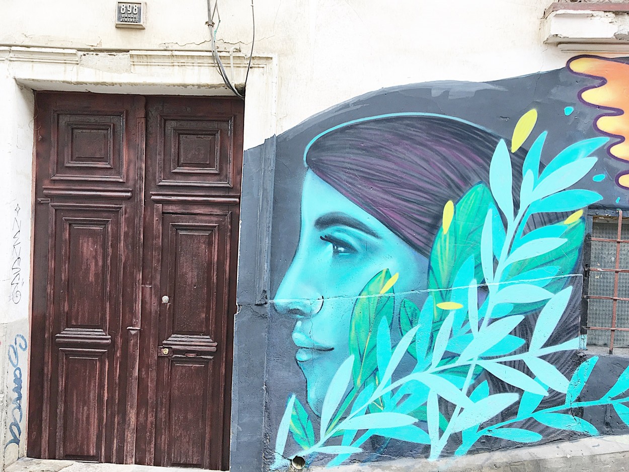 "Um grafite andino ao lado da porta barroca" de Decio Badari