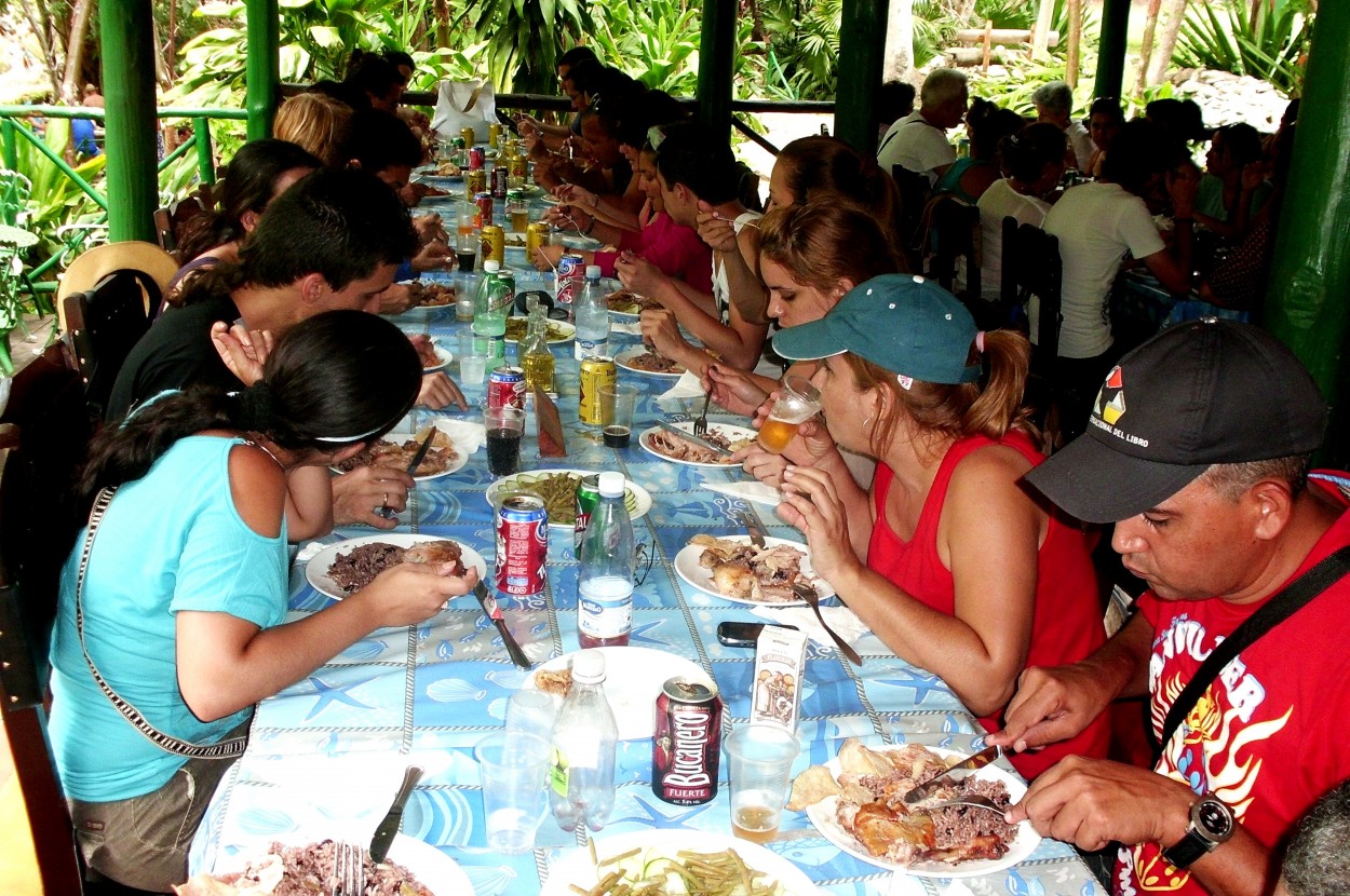 "Cuba, una nacin de tradicin gastronmica" de Lzaro David Najarro Pujol