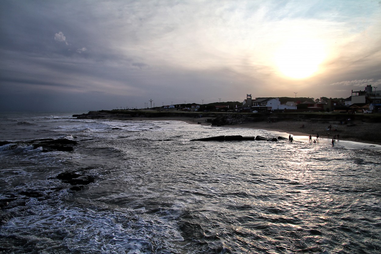 "Ultimos rayos de sol en la costa..." de Juan Carlos Barilari