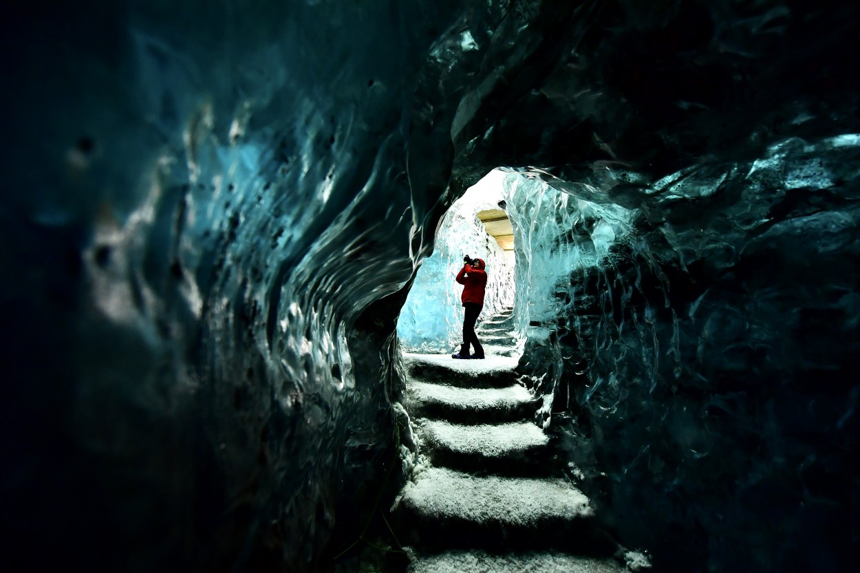 "La cueva del diamante azul. Islandia" de Carlos Cavalieri