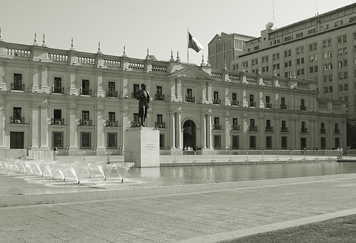 "El Palacio de La Moeneda, Santiago." de Decio Badari