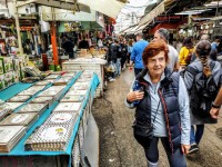 turista en el shuk, mercado popular en Tel Avv