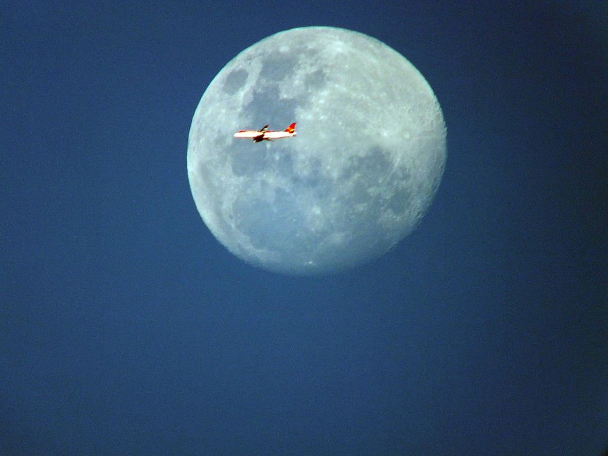 "Registrando a Lua Cheia, o avio foi um bonus!" de Decio Badari