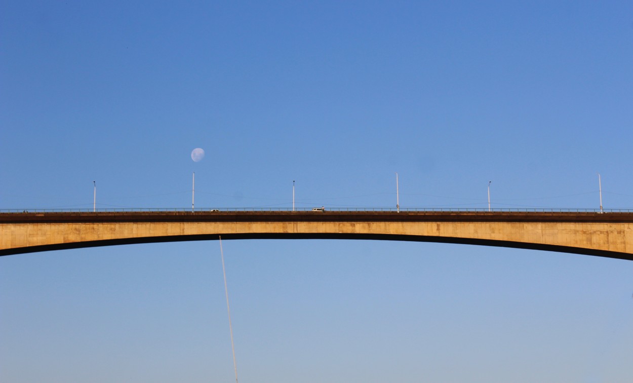 "La Luna Y El Puente..." de Silvia Emilia Guerra