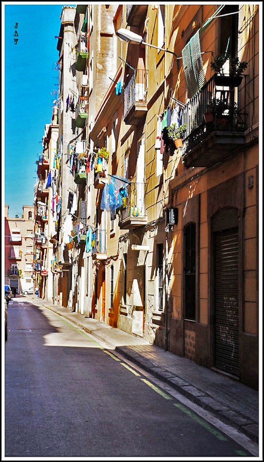 "Una calle de la Barceloneta." de Joan A. Valentin Ruiz