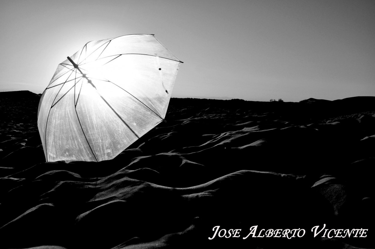 "sombras y sombrillas" de Jose Alberto Vicente
