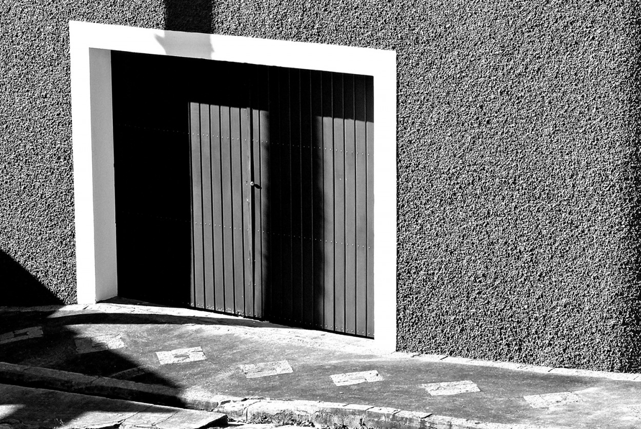 "A tarde, meu olhar na garagem do vizinho." de Decio Badari