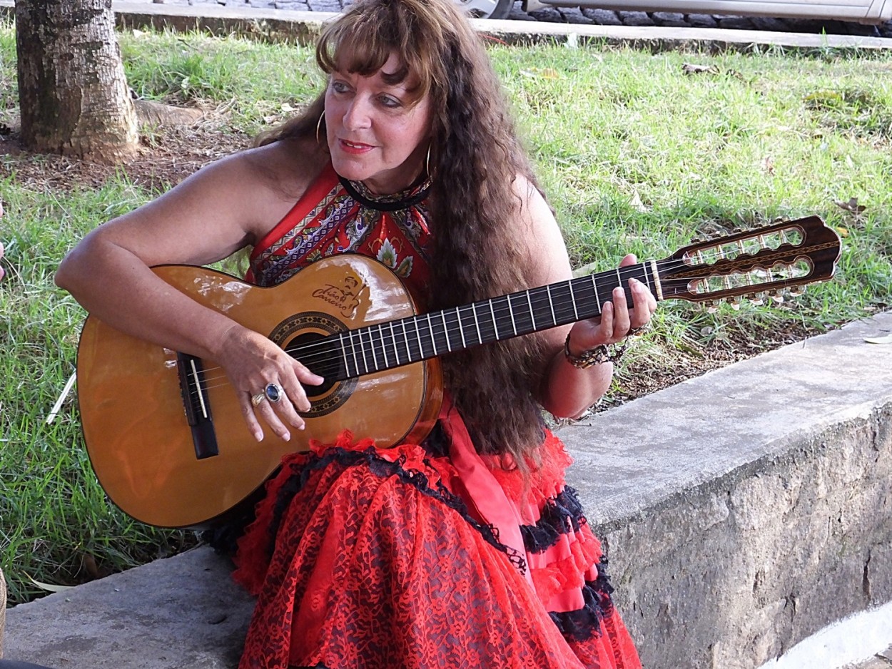 "A Cigana e sua guitarra meu olhar do ba." de Decio Badari