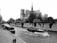 Notre Dame, el río Sena, el barquito y la gente.