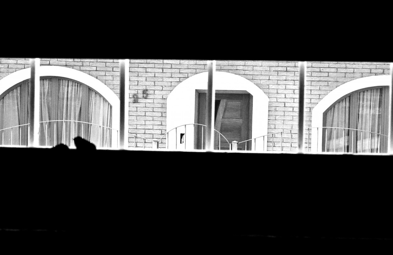 "Atravs da janela do estdio, a casa do vizinho." de Decio Badari