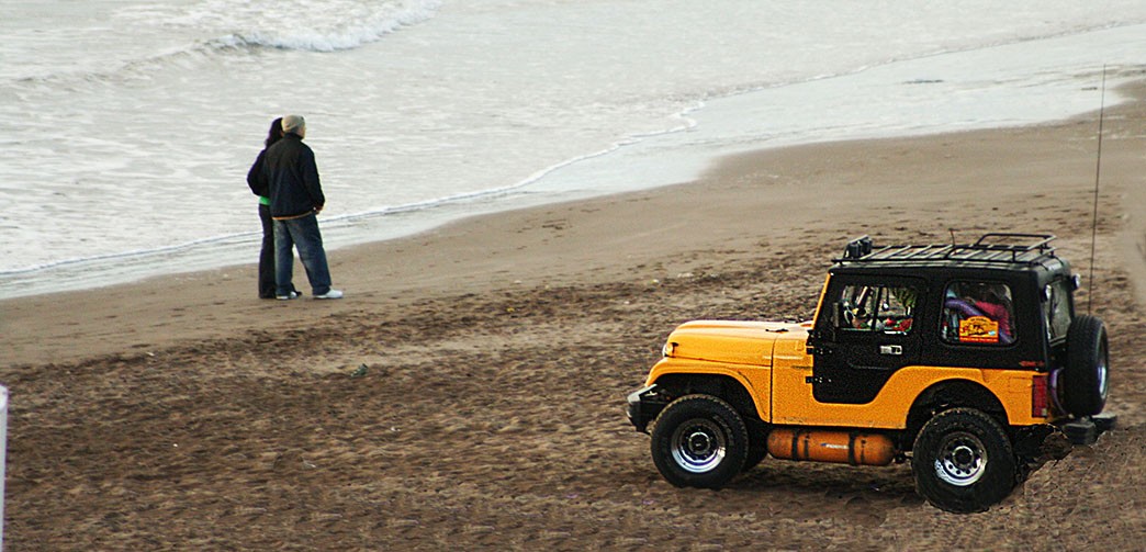 "El jeep amarillo" de Julio Fontana