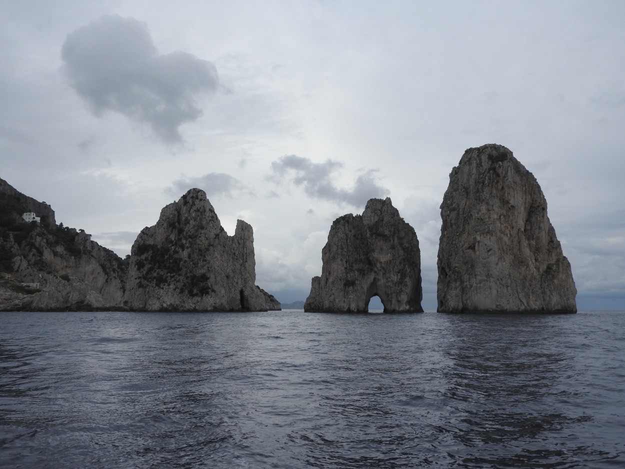 "Farallones del mar Tirreno" de Hctor Venezia