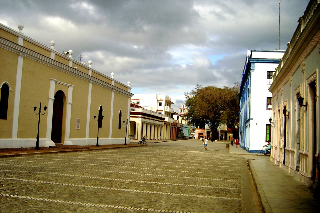 "Plaza en la Catedral de San Salvador de Bayamo" de Lzaro David Najarro Pujol