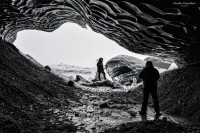 Fotografiando en la cueva Anaconda, Islandia.
