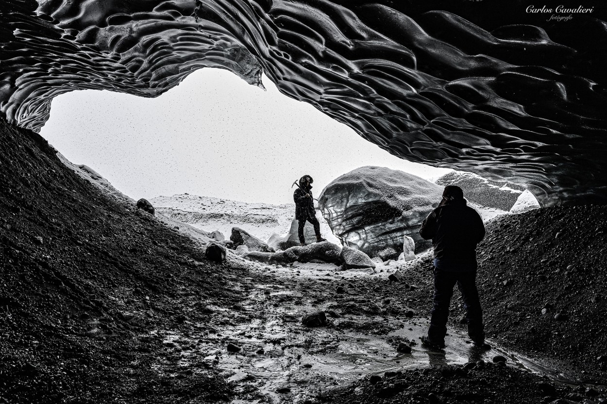 "Fotografiando en la cueva Anaconda, Islandia." de Carlos Cavalieri