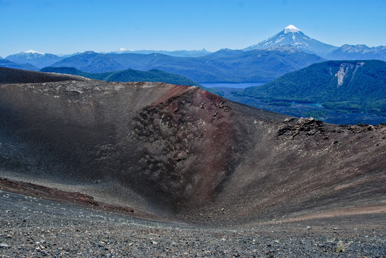 "Dos volcanes (Achen Niyeu y Lann)" de Osvaldo Sergio Gagliardi