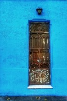 La puerta entre azul
