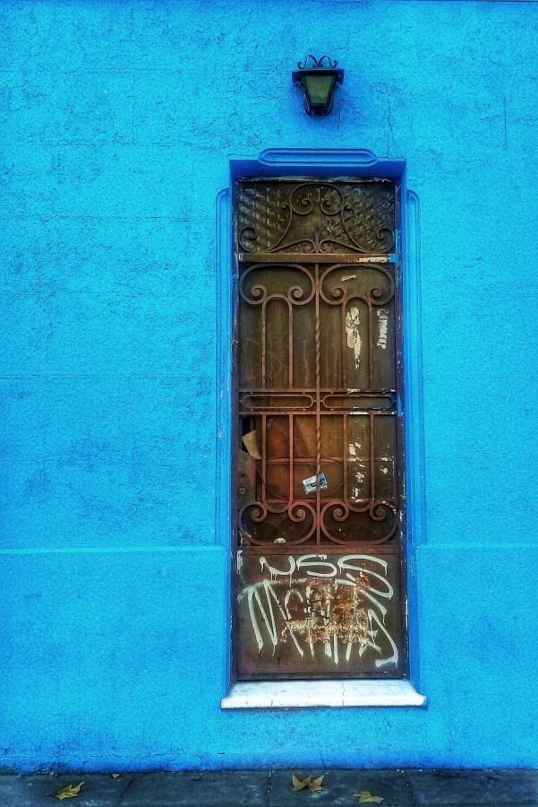 "La puerta entre azul" de Roberto Guillermo Hagemann