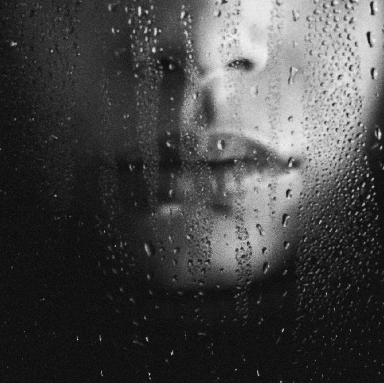 "Detrs de los cristales llueve y llueve" de Lorna Aguirre