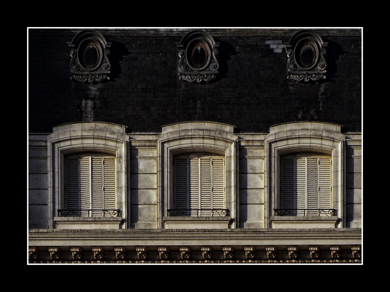 "Tres ventanas, tres encierros y la misma historia." de Dante Murri