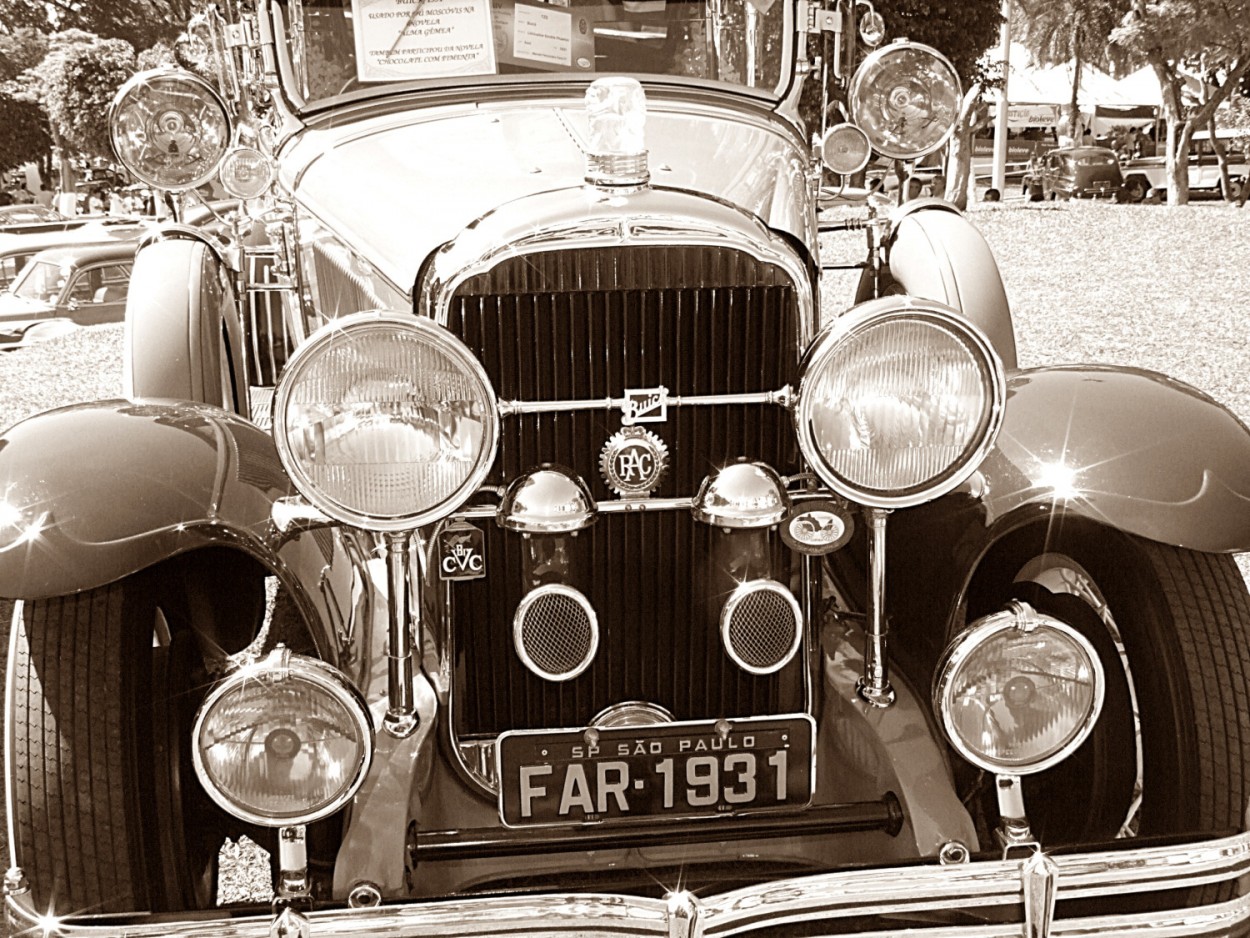 "A imponncia do do famoso `Buick` 1931" de Decio Badari