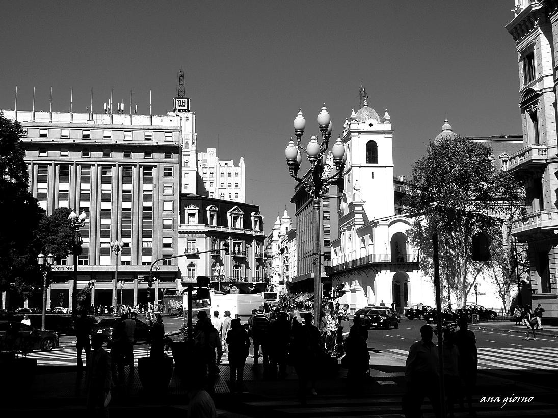"Mediodia en Plaza de Mayo" de Ana Giorno