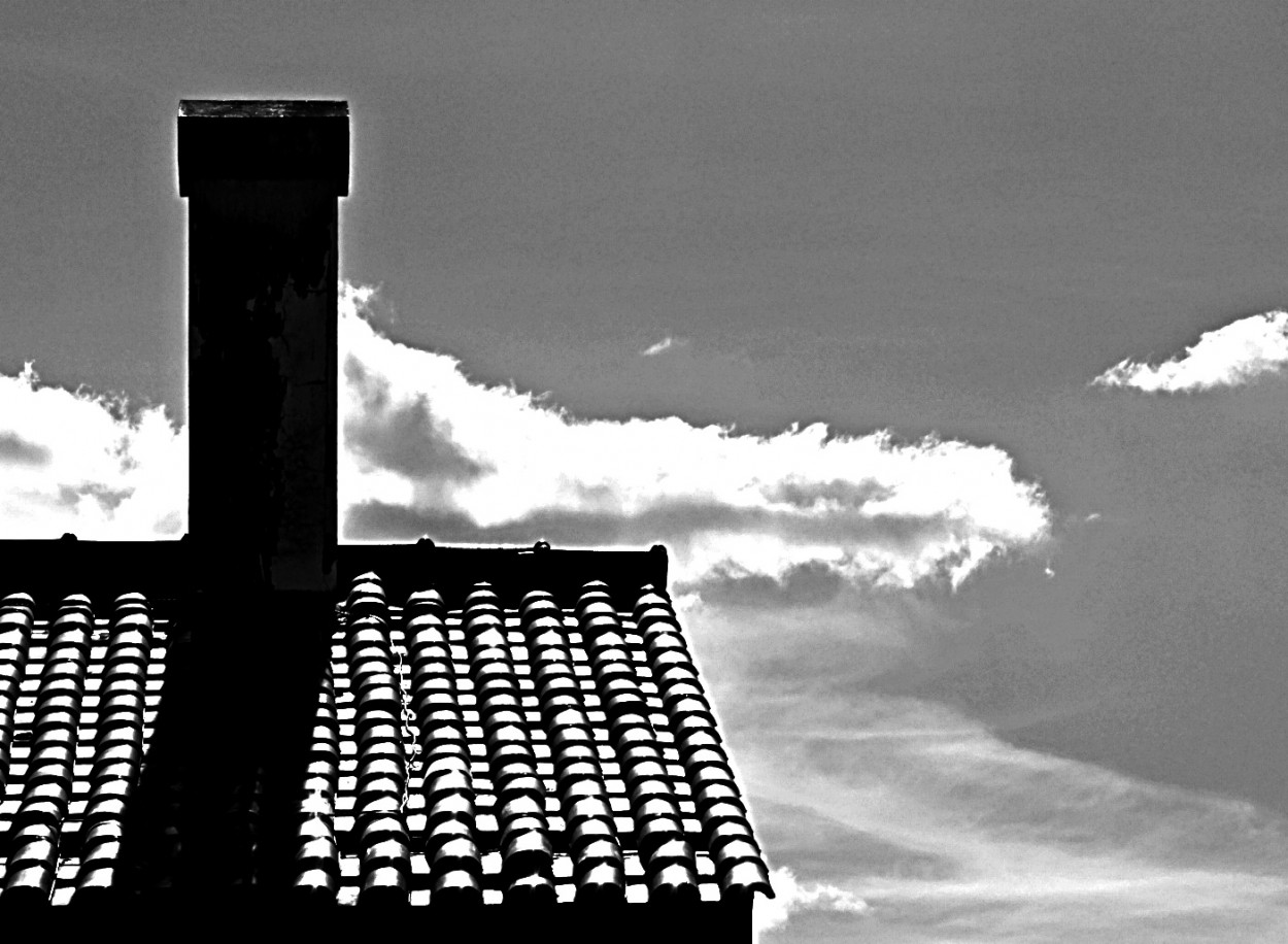 "Ao por do Sol, o telhado do vizinho." de Decio Badari