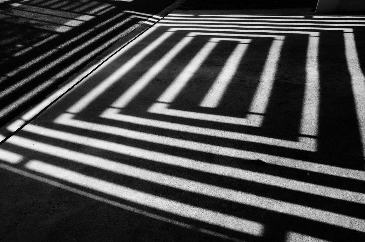 "Luz, sombras, simetrias e diagonais." de Decio Badari