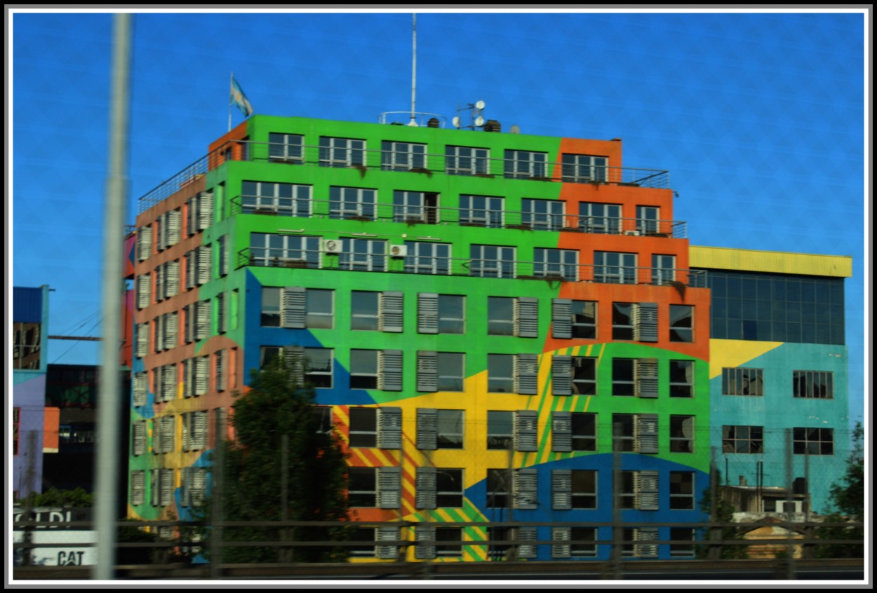 "El Edificio de Colores..." de Silvia Emilia Guerra