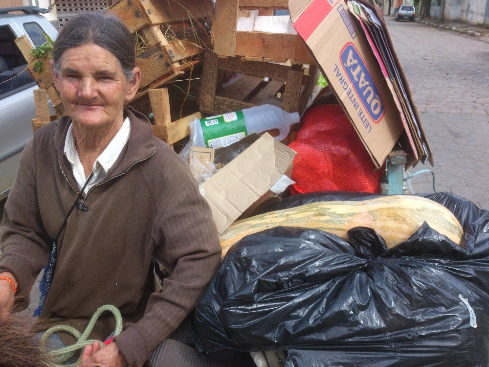 "Sra. Maria, sempre coletando para reciclagem" de Decio Badari