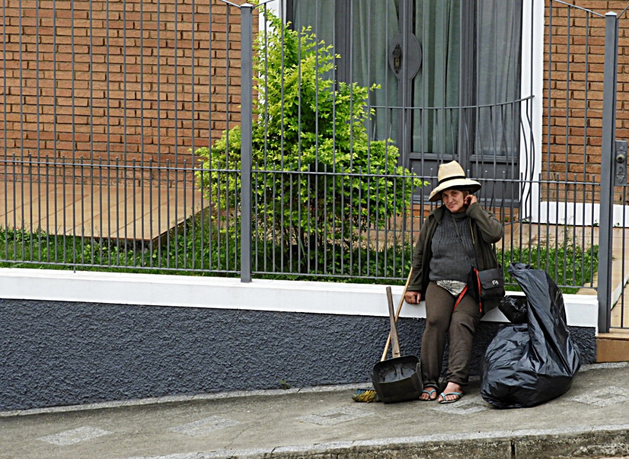 "Terminando mais uma dia de trabalho, ruas limpas" de Decio Badari