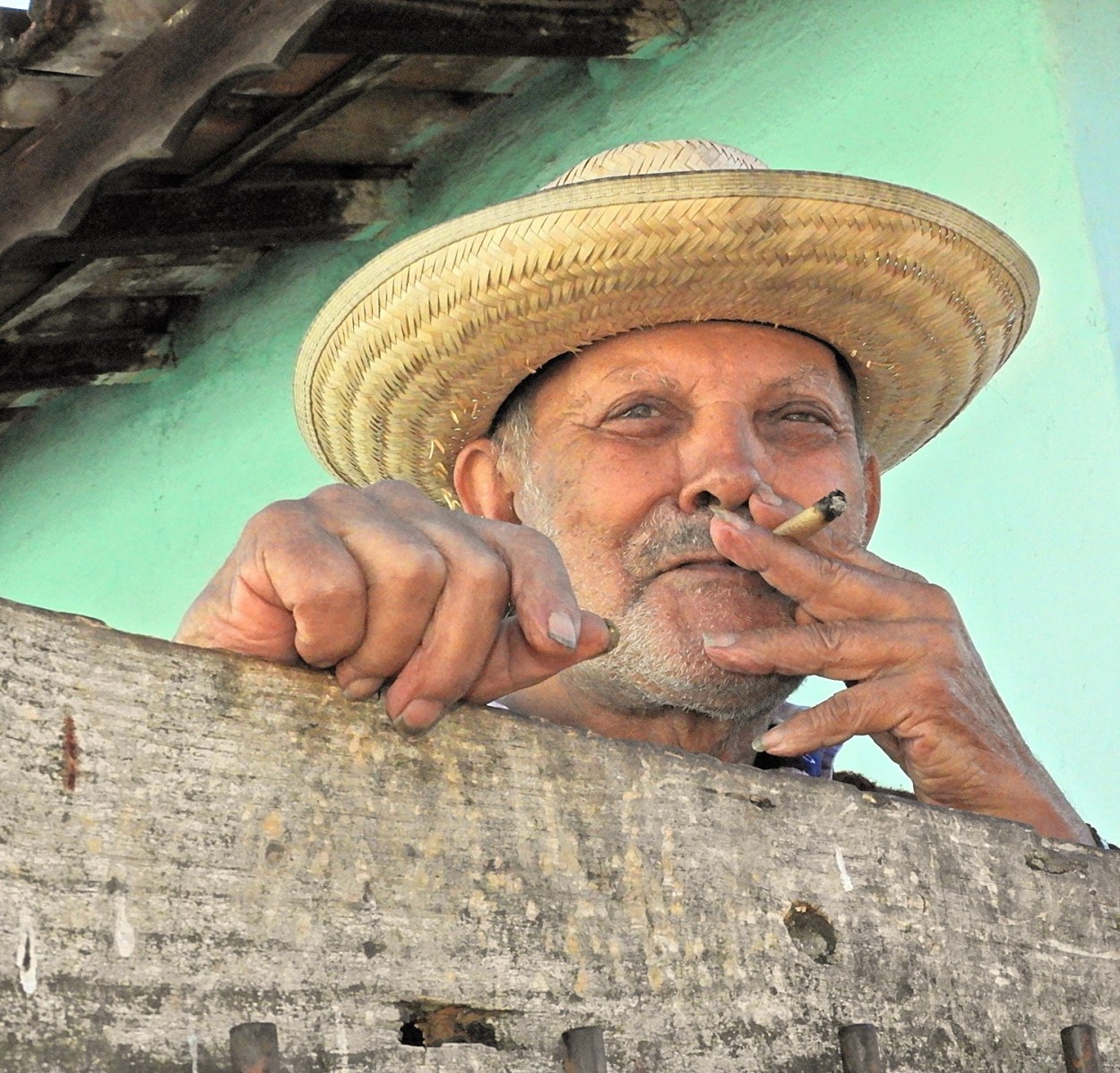 "O prazer de fumar um cigarro de palha!" de Decio Badari