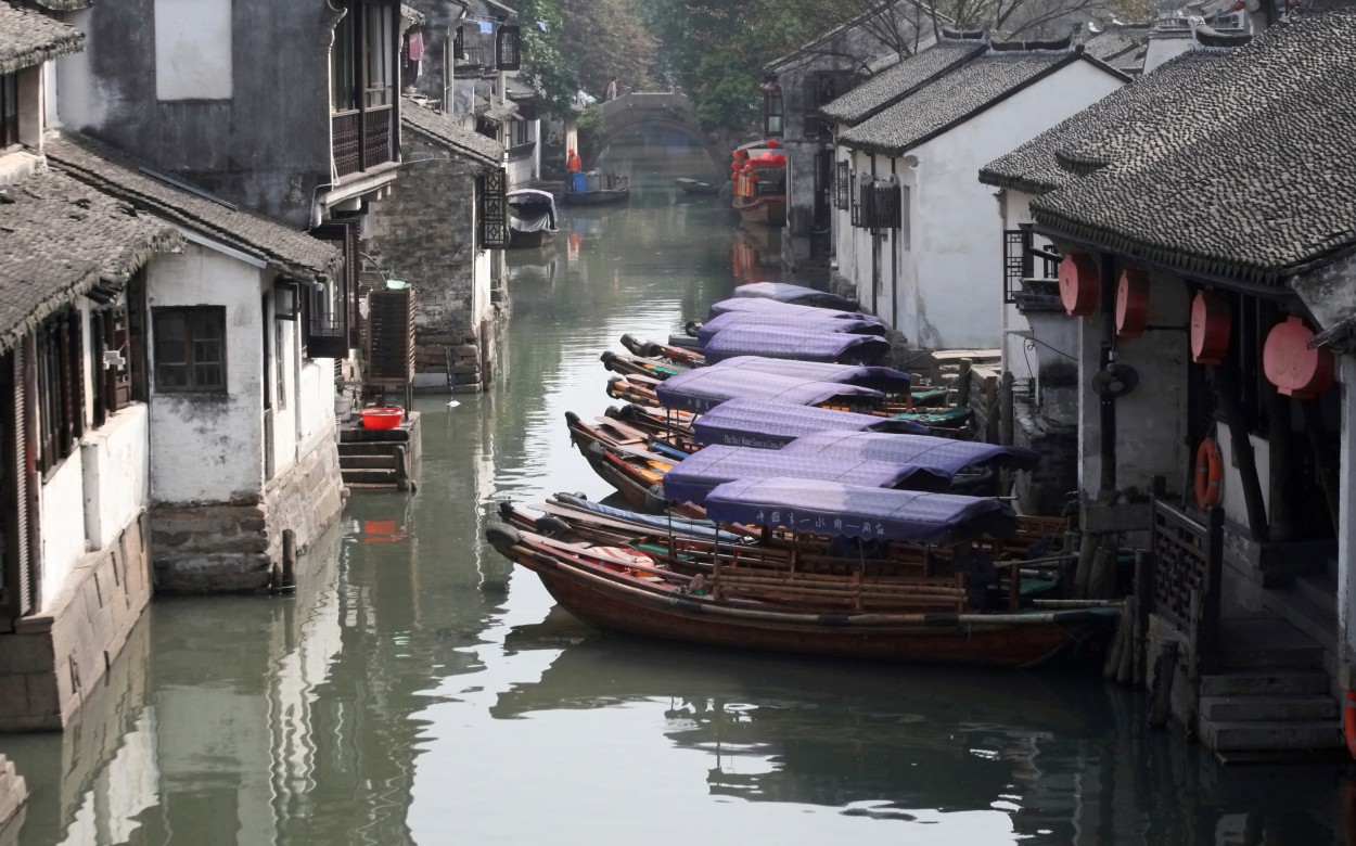 "Un canal en Zhouzhuang." de Francisco Luis Azpiroz Costa