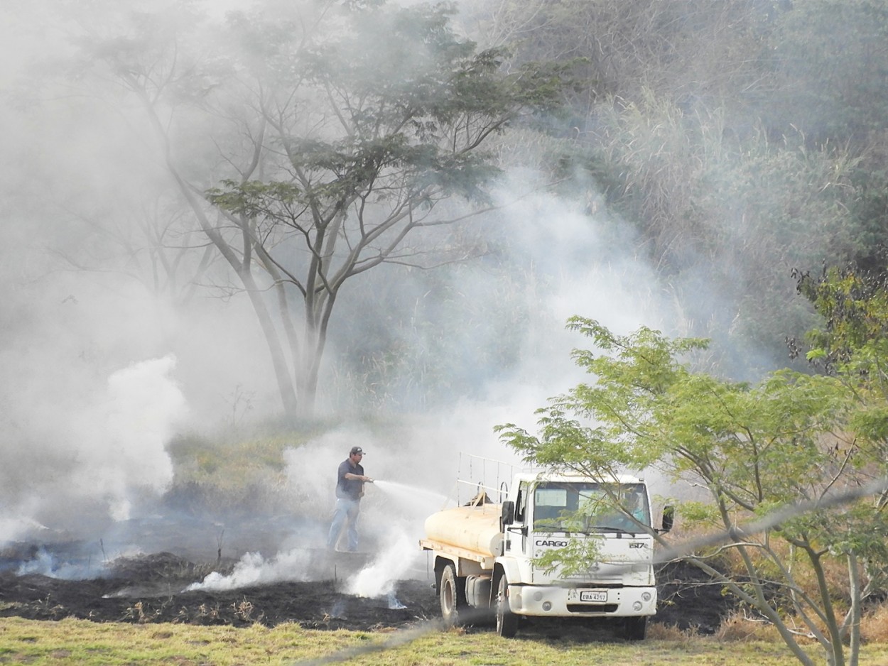"Nestes dias de muito seca, o risco de fogo aumenta" de Decio Badari
