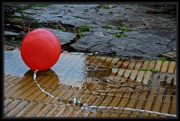 Un globo bajo la lluvia
