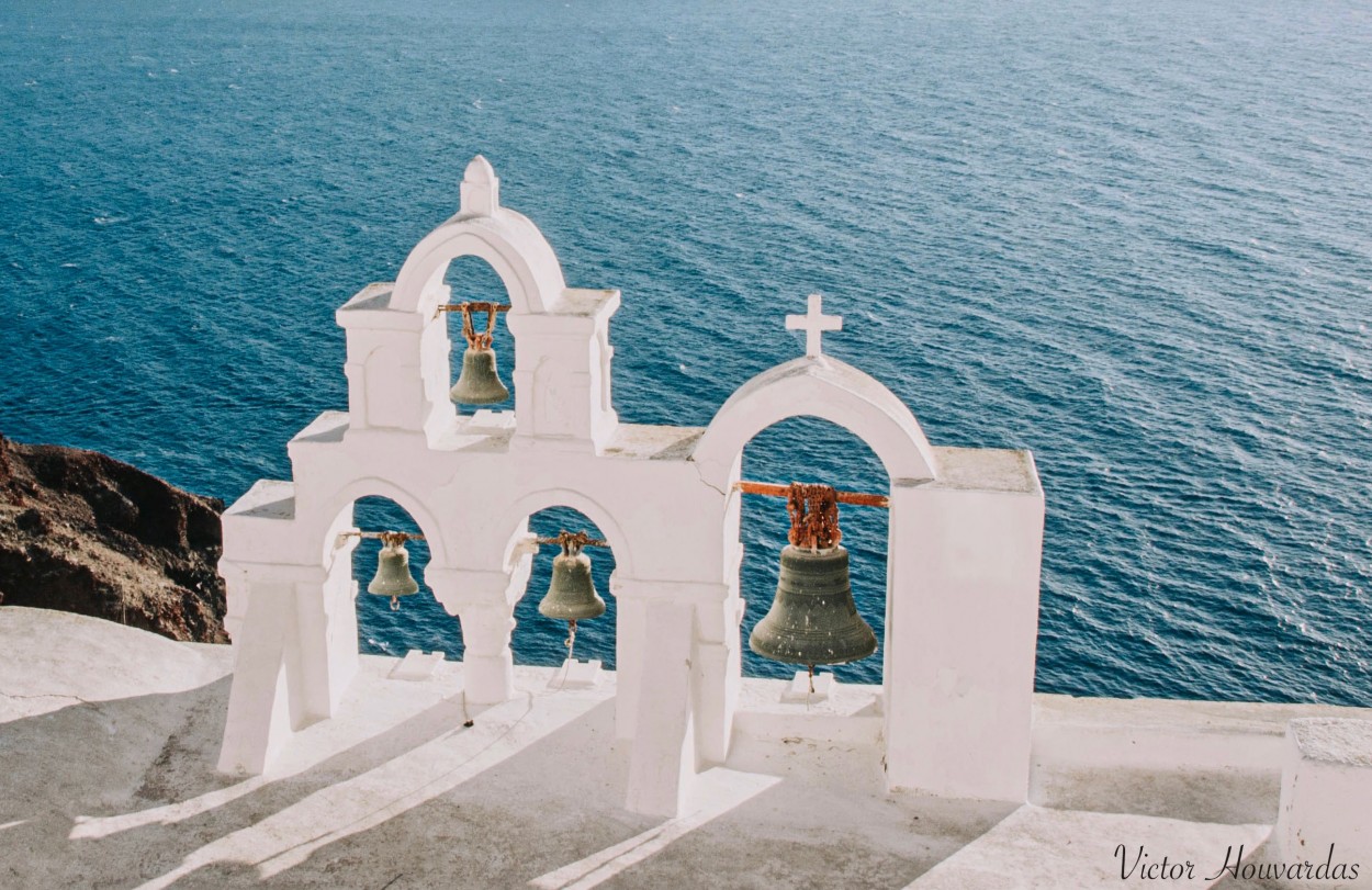 "campanas de Santorini" de Victor Houvardas