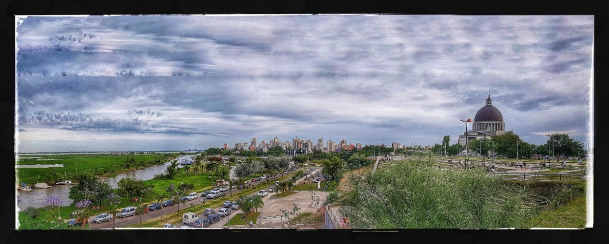 "Vista alejada de la ciudad" de Oscar Cuervo