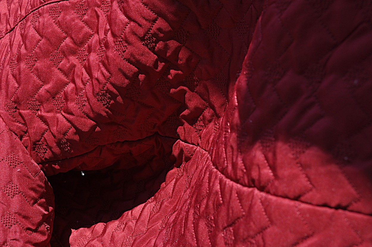 "Rojo, luz, sombras y texturas" de Decio Badari