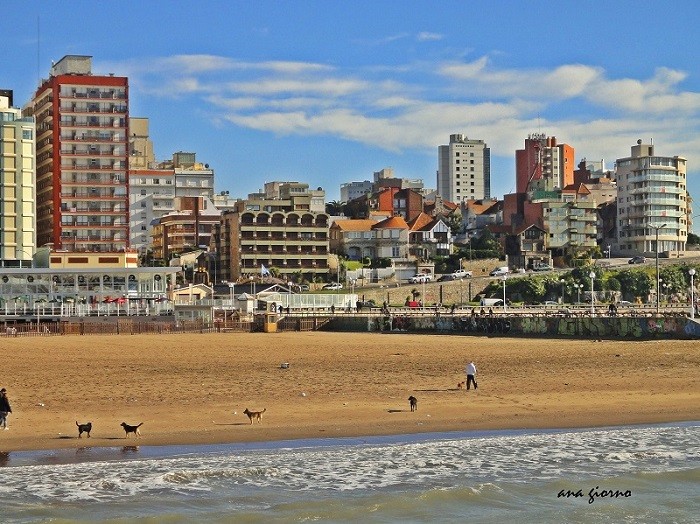 "Playa Popular, Mar del Plata." de Ana Giorno