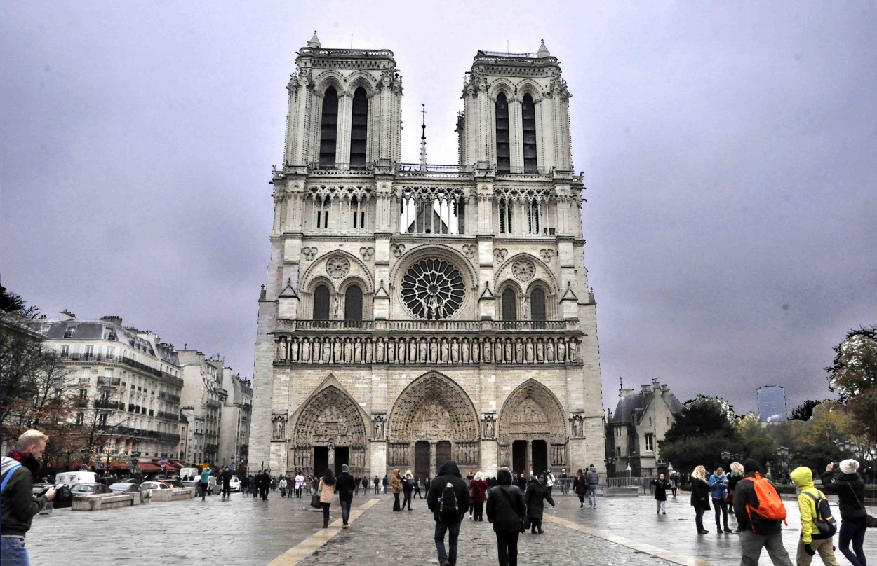"Una tarde en Notre Dame Paris" de Antonio Olivieri