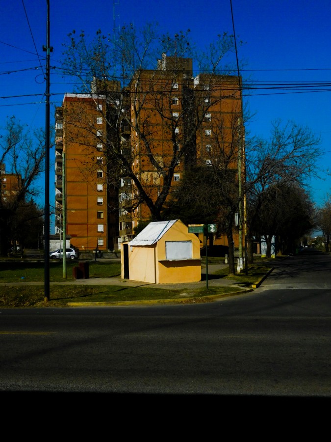 "imagen con kiosco y edificio" de Martin Guerra